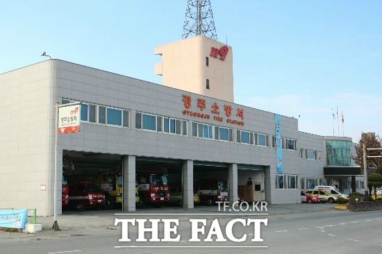 29일 오후 10시 5분쯤 광명동 농가 옆 축사에서 화재가 발생해 소방당국이 장비 10대와 인력 69명을 투입해 불길을 잡았다. 경주소방서 전경./더팩트DB