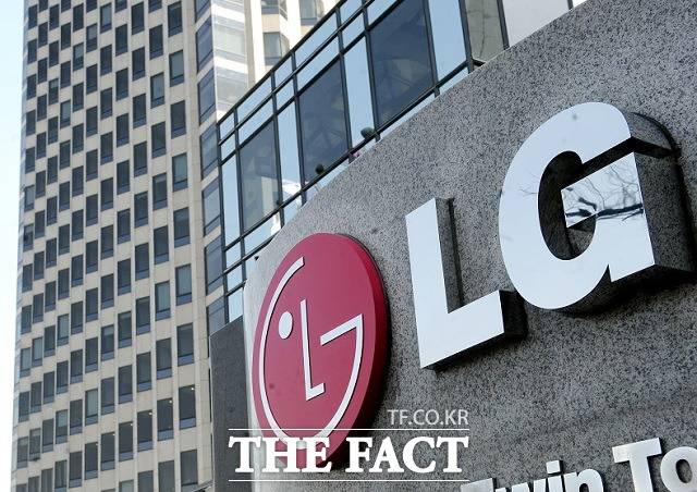 LG에너지솔루션이 연내 상장 여부를 오는 10월까지 결정하겠다고 발표했다. /더팩트 DB