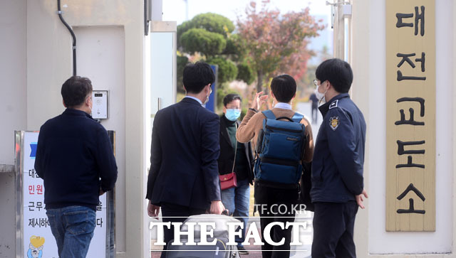 법무부는 7일부터 사회적 거리두기 3단계가 적용되는 교정기관을 대상으로 민원인 방문접견 요일제를 운영한다고 30일 밝혔다. 위 사진은 해당 기사와 무관함. /사진공동취재단