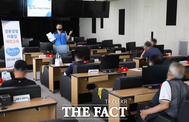 경주사업총괄본부는 26,28일 미사리경정장에서 이용고객들을 대상으로 도박중독 예방교육을 진행하고 있다./경주사업총괄본부 제공