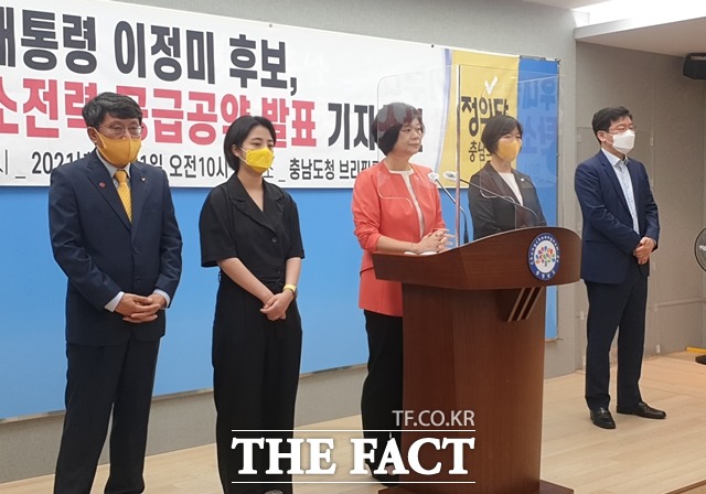 이정미 정의당 대선 주자가 31일 충남도청을 찾아 대선 공약을 발표하고 있다. / 내포= 김아영 기자