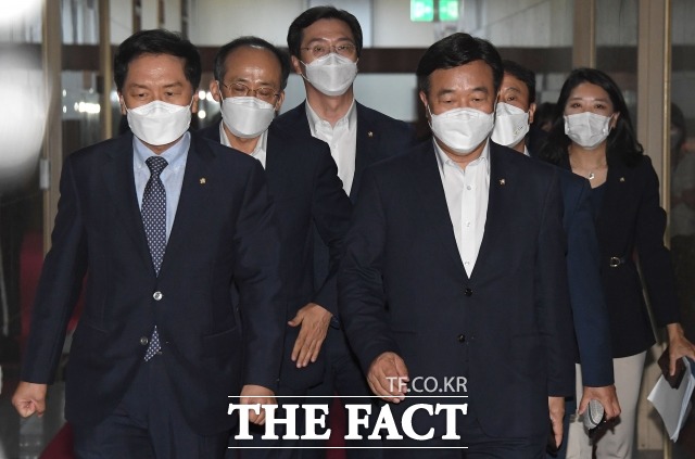 여야가 언론중재법 개정안을 다음달 27일 국회 본회의에 상정하기로 했다. 31일 여야 원내대표 회동을 마친 더불어민주당 윤호중(오른쪽) ,국민의힘 김기현 원내대표. /국회=이선화 기자