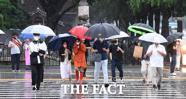 가을장마가 찾아온 31일 오후 서울 종로구 광화문역 일대의 시민들이 우산을 쓰고 발걸음을 재촉하고 있다. /이동률 기자