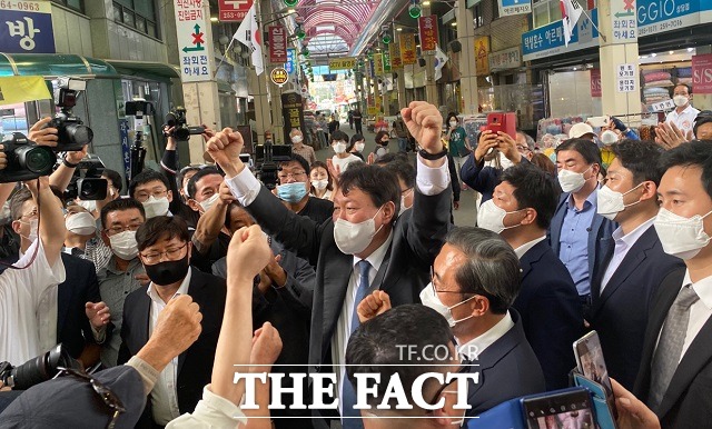 31일 청주 육거리시장에서 지지자들의 연호에 화답하는 윤석열 전 검찰총장./청주=전유진 기자