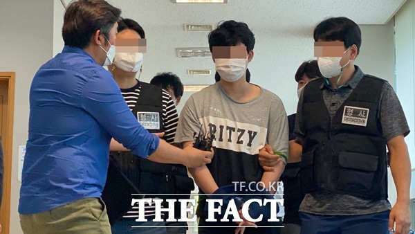 존속살해 혐의로 구속영장이 청구된 고교생 A군(18)과 B군(16)은 31일 오후 1시쯤 구속 전 피의자 심문(영장실질심사)이 열리는 대구지법 서부지원에 들어가고 있다. A군의 모습./이성덕 기자