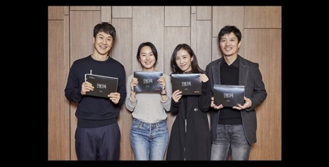 넷플릭스 새 시리즈 모범가족이 제작을 확정한 가운데, 배우 정우 윤진서 박지연 박희순(왼쪽부터 차례대로)이 출연을 결정했다. /넷플릭스 제공