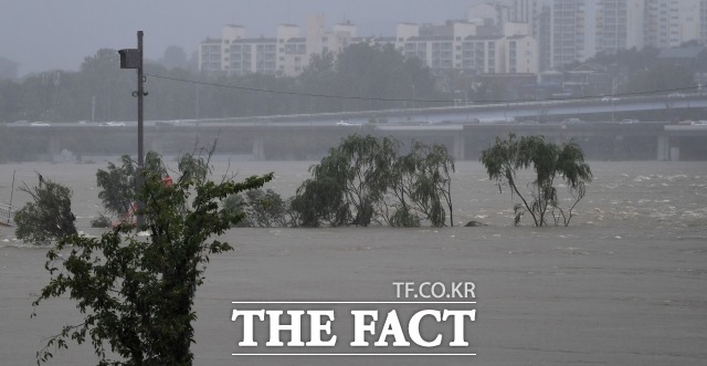 오늘(1일)은 어제에 이어 전국 대부분 지역에 비가 내리겠다. 경기 남부와 강원 남부, 충청권은 오전까지 돌풍과 천둥, 번개를 동반한 시간당 50∼70㎜의 매우 강한 비가 쏟아지겠다. /더팩트 DB