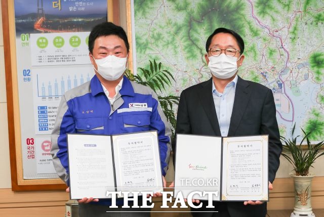 광양시 초남공단 소재 ㈜성원은 31일 김경호 광양시 부시장, 오경택 ㈜성원 대표 등이 참석한 가운데 280억 원 규모의 스테인레스 용접강관 증설 투자협약(MOU)을 체결했다. /광양시 제공