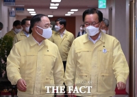  대화 나누며 국무회의 입장하는 김부겸-홍남기 [포토]