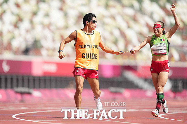 멕시코의 모니카 로드리게스가 지난달 30일 일본 도쿄 올림픽스타디움에서 열린 2020 도쿄 패럴림픽 여자 1500m T11 경기에 출전해 가이드 러너 케빈 아길라르와 함께 역주하고 있다. /도쿄=AP.뉴시스