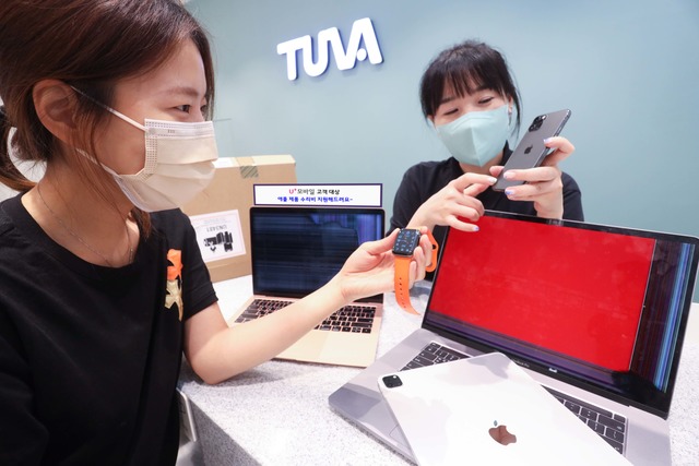 LG유플러스는 내년 2월 말까지 자사 모바일 이용 고객에게 아이폰, 아이패드, 애플워치, 맥 등 애플 제품에 대해 수리비 할인혜택을 제공하는 프로모션을 진행한다. 사진은 유플러스 모바일 고객이 투바 서비스센터에서 수리 상담을 받고 있는 모습. /LG유플러스 제공
