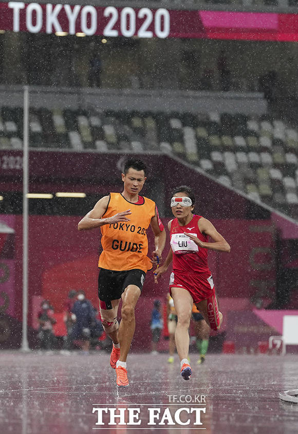 중국의 류추이칭(오른쪽)이 지난달 31일 일본 도쿄 올림픽스타디움에서 열린 2020 도쿄 패럴림픽 여자 1000m T11 경기에 출전해 가이드 러너 쉬둥린과 함께 역주하고 있다. /도쿄=신화.뉴시스