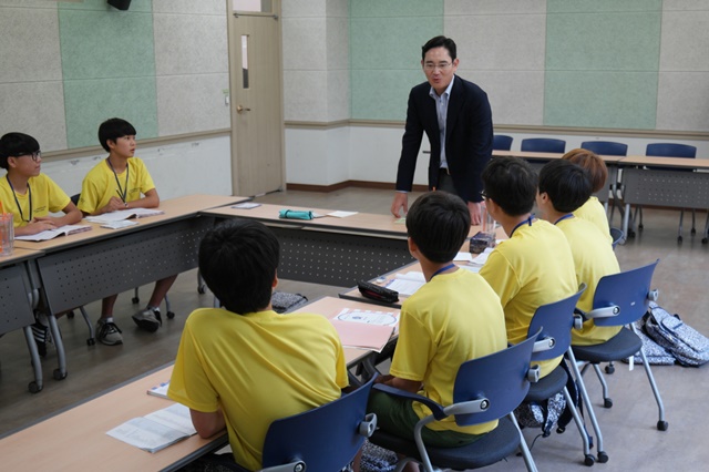 삼성이 코로나19 이후 달라진 교육 환경에 적극 대응하고, 우리 사회와 청소년 교육에 더 실질적으로 기여하기 위해 교육 방식, 내용, 대상 등을 획기적으로 바꾼 드림클래스 2.0을 시작한다. 사진은 2015년 8월 광주 전남대학교에서 열린 드림클래스 여름 캠프를 방문한 이재용 삼성전자 부회장이 캠프에 참여한 중학생들을 격려하는 모습. /삼성 제공