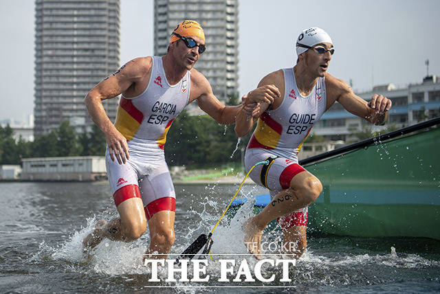 스페인의 헥토르 카탈라 라파라가 지난달 28일 일본 도쿄 오다이바 마린 파크에서 열린 2020 도쿄 패럴림픽 남자 트라이애슬론 시각장애 등급에 출전해 가이드 러너 구스타보 로드리게즈 이글레시아스와 함께 역주하고 있다. /도쿄=AP.뉴시스