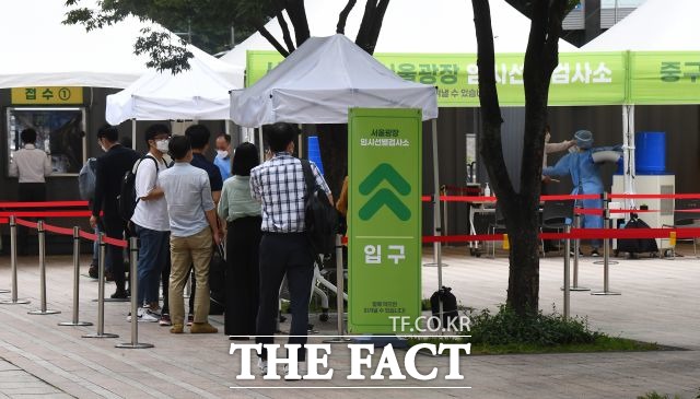 서울 확진자가 665명으로 지난달 24일 677명을 기록한데 이어 두 번째 높은 수를 기록했다. /이동률 기자