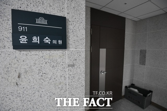 국회의원 사퇴를 선언한 윤희숙 국민의힘 의원이 1일 서울 여의도 국회 의원회관 사무실에서 개인 물건 등 짐 정리를 한 것으로 확인됐다. /국회=남윤호 기자