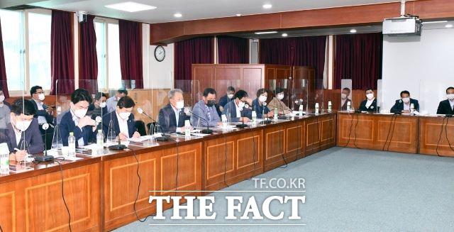여수시의회가 미래에셋의 경도 생활형 숙박시설 건립 강행에 대해 국정감사를 요청하고 박현주 회장과의 면담을 요구하는 등 강력한 대응을 천명했다. 사진은 전창곤 의장 등 11명의 의원들이 지난달 30일 광양만권경제자육구역청을 항의방문한 장면. /여수시의회 제공