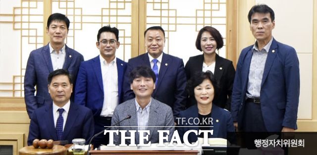 순천시의회 행정자치워원회 소속 시의원들 다수가 시 집행부가 제출한 소위 셀프 위로금으로 불리는 공무원 1인당 20만씩 지급하는 가족친화프로그램 지원비가 포함된 추경예산안 심의에서 찬성 또는 침묵으로 동조해 시의회의 역할과 기능에 대한 근본적인 의문에 직면해 있다. /순천시의회 홈피 갈무리