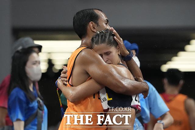 경기를 마치고 서로 포옹을 하는 출전 선수와 가이드 러너. /도쿄=AP.뉴시스