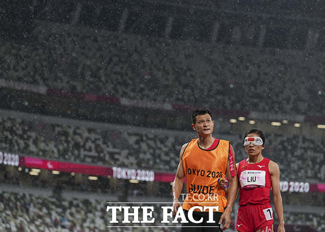 중국의 류추이칭이 지난달 31일 일본 도쿄 올림픽스타디움에서 열린 2020 도쿄 패럴림픽 여자 1000m T11 경기에 출전해 가이드 러너 쉬둥린과 함께 역주하고 있다. /도쿄=신화.뉴시스