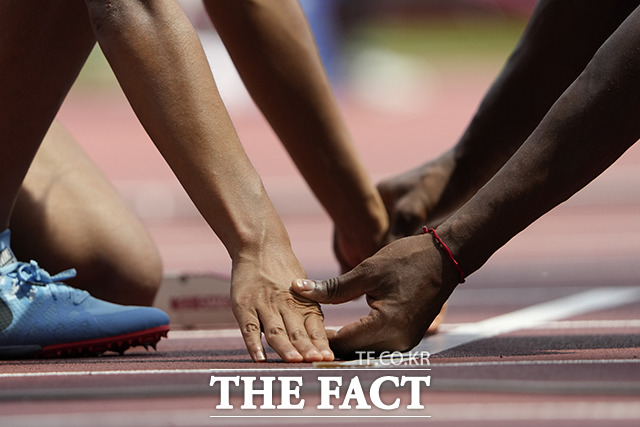 페루의 멜리사 발데라가 지난달 27일 도쿄 올림픽스타디움에서 열린 2020 도쿄 패럴림픽 여자 400m T11 경기에 출전해 가이드 러너와 함께 출발 준비를 하고 있다. /도쿄=AP.뉴시스