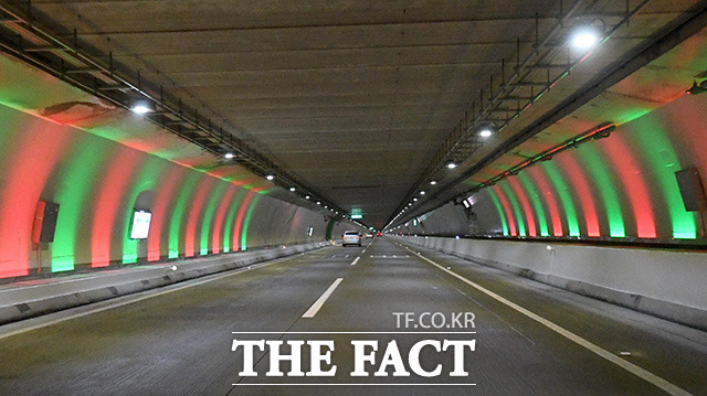 터널 길이는 총 10.33km, 제한 최고 속도는 시속 80㎞.