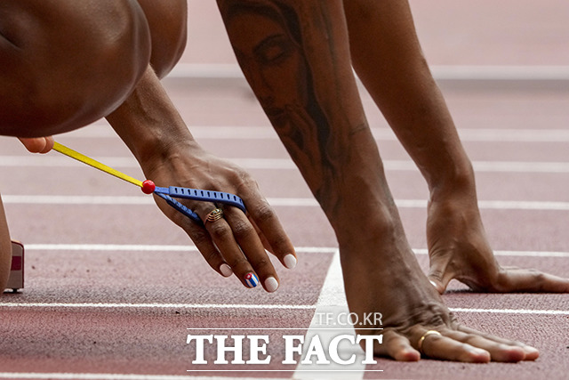 가이드 러너와 선수들을 이어주는 끈. /도쿄=AP.뉴시스