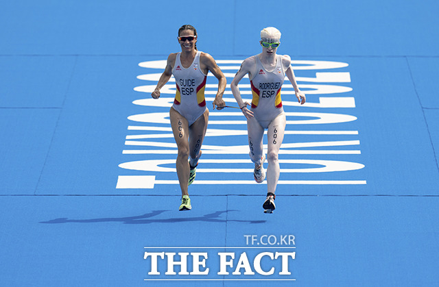 스페인의 수사나 로드리게스(오른쪽)가 지난달 28일 일본 도쿄 오다이바 마린 파크에서 열린 2020 도쿄 패럴림픽 트라이애슬론 시각장애 등급에 출전해 가이드 러너 사라 로어와 함께 결승선을 통과하고 있다. /도쿄=AP.뉴시스