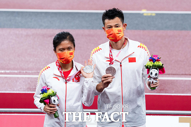 경기를 마친 선수와 가이드러너는 시상대도 함께 올라선다. /도쿄=신화.뉴시스