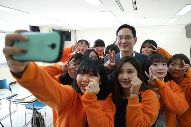 2016년 1월 대전 충남대학교에서 열린 드림클래스 겨울 캠프를 방문한 이재용 삼성전자 부회장이 캠프에 참여한 중학생들과 기념 촬영을 하고 있다. /삼성 제공