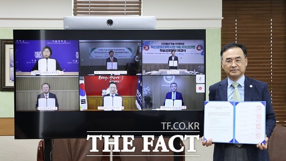 산대는 수도권·비수도권의 국·사립을 포함한 일반대와 전문대 등 7개 대학이 참여하는 ‘혁신공유대학’ 운영을 위한 업무협약을 맺었다고 2일 밝혔다./부산대 제공.