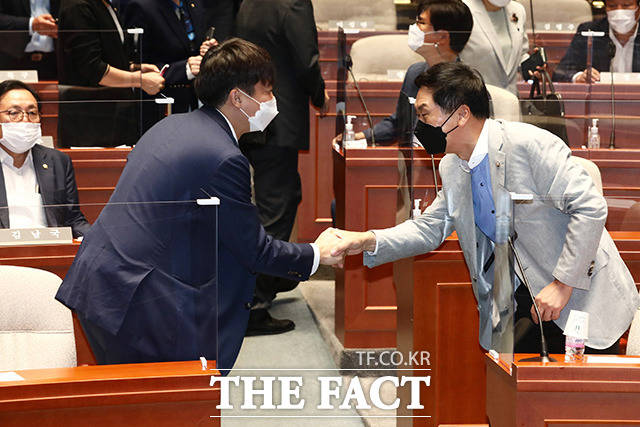 이 대표와 악수하는 김기현 원내대표.