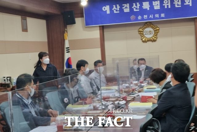 순천시의회는 2일 전체 회의를 갖고 집행부가 코로나19 대처로 고생했다는 명분으로 전 공무원에게 지급하려던 위로금 형식의 가족친화프로그램 지원비 전액을 삭감했다. /유홍철 기자
