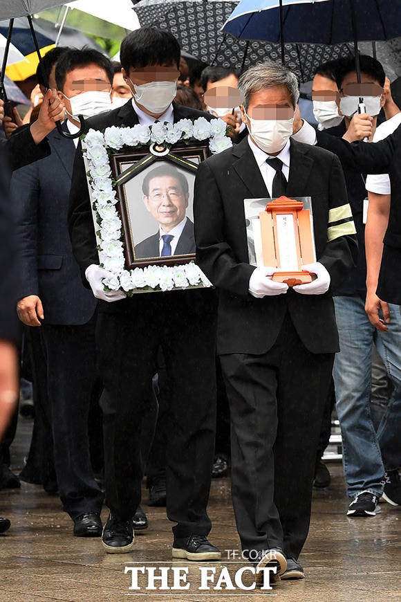 고 박원순 전 서울시장의 묘소를 훼손한 20대가 경찰에 붙잡혀 조사를 받고 있다. 사진은 지난해 7월 13일, 영결식이 서울시청에서 열린 가운데 고인의 영정과 위패가 추모공원으로 향하고 있다./더팩트DB