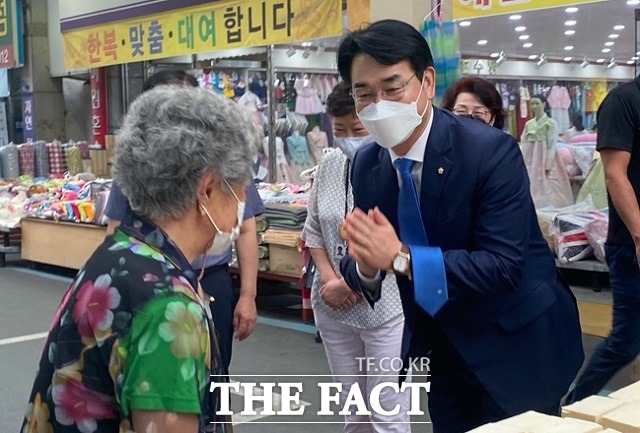 더불어민주당 대선 경선 후보인 박용진 국회의원이 2일 청주 육거리시장을 찾아 상인들과 이야기를 나누고 있다. / 청주=전유진 기자