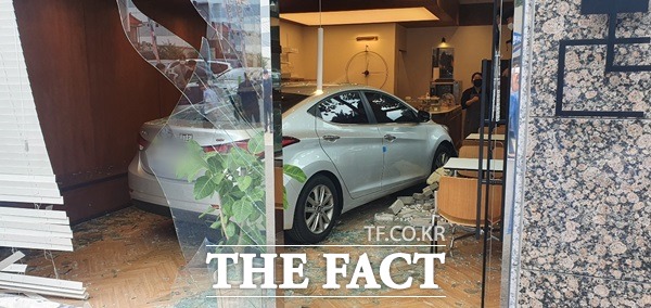 2일 오후 12시 9분쯤 대구 달서구 죽전동에서 승용차가 영업 중이던 커피숍을 들이받는 사고가 발생했다./대구소방안전본부 제공