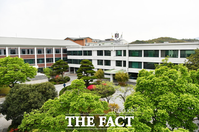 담양군은 코로나19로 장기화에 따른 군민 위로와 생활안전망 확보 등을 위해 코로나 상생 국민지원금을 지원한다고 2일 밝혔다. 사진은 담양군청 전경./ 담양군 제공