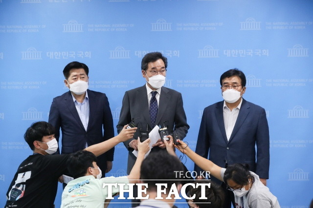 이낙연 전 대표는 2일 윤석열 검찰 고발 사주 의혹에 대해 강력히 규탄하며 공수처 수사와 국정조사 등 조치를 취해야 한다고 주장했다. 이날 긴급 기자회견에서 질의에 답하는 이 전 대표. /이낙연 필연 캠프 제공