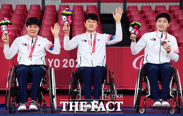 값진 은메달 목에 건 대한민국 백영복, 김정길, 김영건 선수(왼쪽부터).