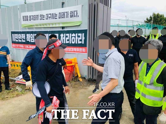 대구시가 서대구ktx역 광장조성 공사를 진행하면서 준공일자가 급하다며 환경부 지침을 무시하고 무리하게 공사를 진행하면서 주민들의 반발을 사고 있다. 2일 오전 현장에서 대치하는 주민들과 대구시 관계자 / 대구 = 박성원 기자