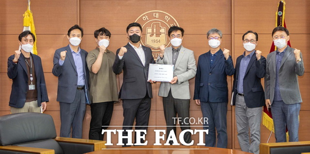 인천상인연합회가 2일 인하대에 교육부의 대학기본역량진단 재평가를 요구하는 탄원서를 전달하고 있다. 사진/인하대 제공