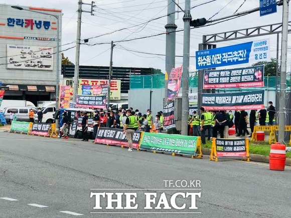 대구시가 서대구ktx역 광장조성 공사를 진행하면서 준공일자가 급하다며 환경부 지침을 무시하고 무리하게 공사를 진행하면서 주민들의 반발을 사고 있다. 2일 서대구ktx역 공사현장 앞에서 주민들이 대구시에서 동원한 수십명의 인력과 대치하고 있다. / 대구 = 박성원 기자