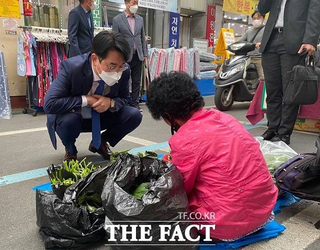 2일 충북 청주 육거리시장에 들른 박용진 의원이 나물파는 노점상과 얘기를 나누고 있다. / 청주=전유진 기자