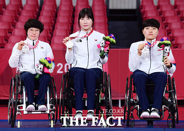 자랑스러운 은메달 목에 건 대한민국 이미규, 서수연, 윤지유(왼쪽부터) 선수.
