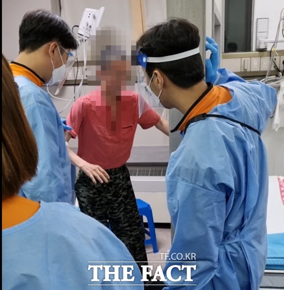 구급대원 폭행 뒤 모 병원 응급실에 있던 A씨를 소방 특별사법경찰관들이 긴급체포하고 있다. /경기도 북부소방재난본부 제공