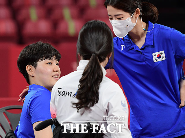 결승전에서 대한민국 대표팀이 중국에 0대2로 패한 후 선수들이 서로를 독려하고 있다.