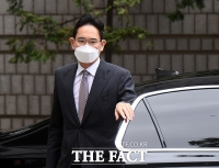  차량에서 내리는 이재용 부회장 [포토]