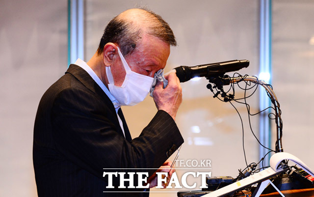 홍원식 회장이 이끄는 남양유업의 주가는 3일 주식시장 개장과 동시에 50만 원 선을 하회했다. /더팩트 DB