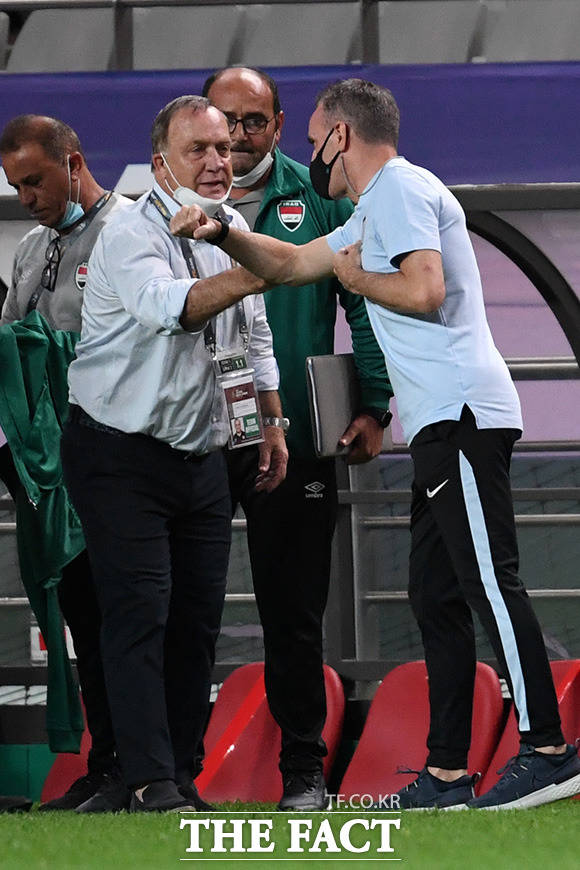 2006독일월드컵 본선에서 한국대표팀을 이끌었던 딕 아드보카트(왼쪽) 이라크 감독과 파울루 벤투 감독./남용희 기자.