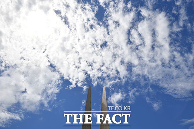 토요일인 4일은 전국이 맑고 선선한 날씨를 보이겠다. 기상청은 주말 동안 중부지방은 대체로 맑고 남부지방은 가끔 구름이 많겠다고 예보했다. /남윤호 기자